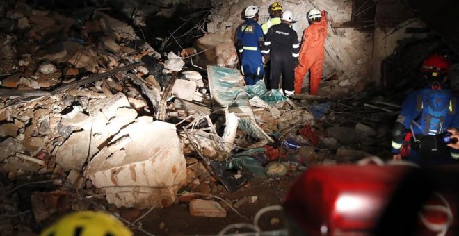 Rescate de víctimas del terremoto en el municipio mexicano de Juchitán, en Oaxaca. / JORGE NÚÑEZ (EFE)