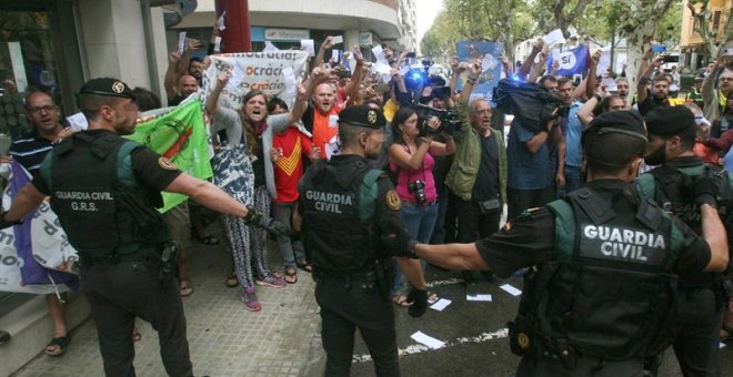 Protesta ante la sede del semanario 'El Vallenc'. / EFE