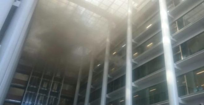 El interior de la Ciudad de la Justicia, lleno de humo. BOMBEROS VALÈNCIA
