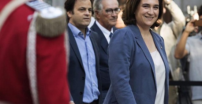 La alcaldesa de Barcelona, Ada Colau, tras la ofrenda floral al monumento a Rafael Casanova con motivo de la Diada. EFE/Marta Pérez