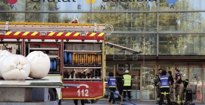 Los bomberos de la ciudad de Valencia en el incendio del pasado domingo en la Ciudad de la Justicia / EFE