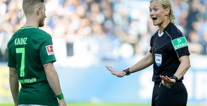 La árbitro Bibiana Steinhaus durante un momento del partido entre el Hertha de Berlín y el Werder Bremen. | EFE