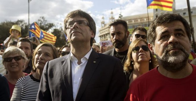 Carme Forcadell, Carles Puigdemont i Jordi Sànchez en la manifestació de la Diada / EFE