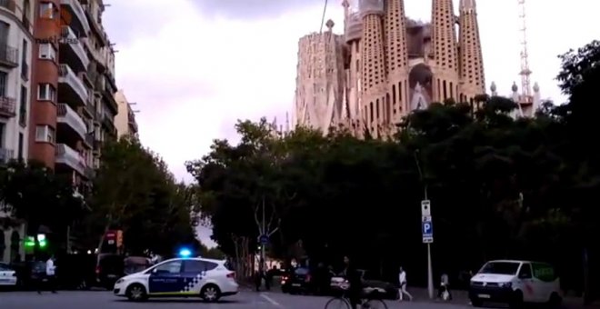 Una patrulla de los Mossos en las inmediaciones de la Sagrada Familia. /TWITTER