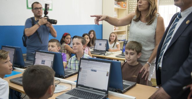 La presidenta de la Junta de Andalucía Susana Díaz, conversa en una clase en el acto de apertura del curso escolar 2017-18, en el Colegio de Educación Primaria Rafael Aldehuela de Alcaudete (Jaén). EFE/José Manuel Pedrosa