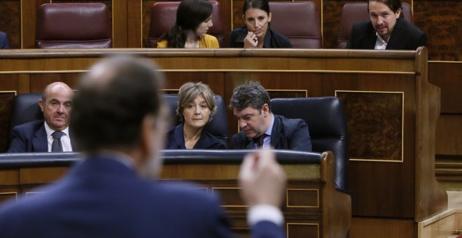 El líder de Unidos Podemos, Pablo Iglesias escucha la intervención del presidente del Gobierno, Mariano Rajoy, durante la sesión de control al Ejecutivo en el Congreso de los Diputados. EFE/Fernando Alvarado