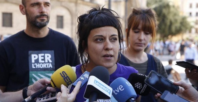 La diputada de la CUP, Anna Gabriel, en la Plaza de la Virgen de València donde su formación ha convocado un acto en defensa del referéndum en Catalunya. - EFE