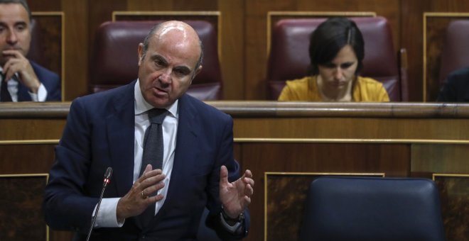 Luis de Guindos en la sesión de control al Gobierno en el Congreso. EFE/Emilio Naranjo