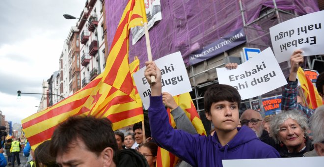Un manifestante en Bilbao con una bandera catalana y una pancarta en vasco en la que se lee "Quiero decidir", durante la marcha convocada por Gure Esku Dago. REUTERS/Vincent West