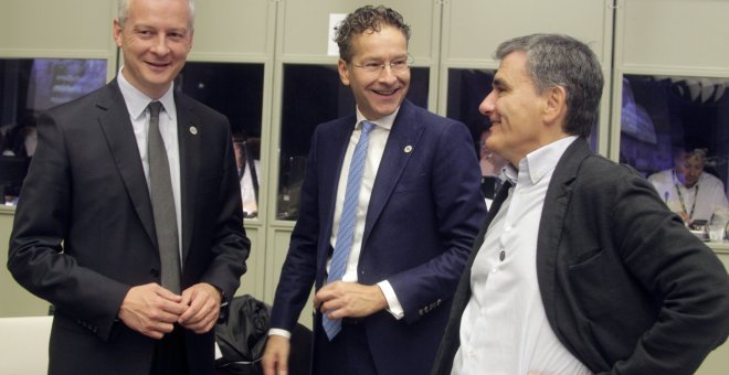 El ministro de Economía francés, Bruno La Maire, con su colega holandés y presidente del Eurogrupo, Jeroen Dijsselbloem, y elgriego, Euclid Tsakalotos, a su llegada a una reunión de ministros de Economía y Finanzas de la eurozona en Tallin, Estonia. EFE/V