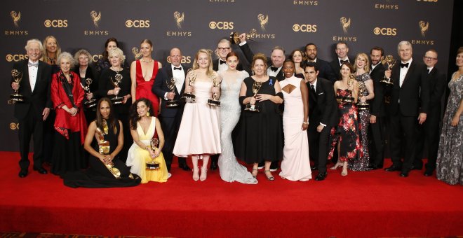El reparto de 'El cuento de la cirada' posa tras llevarse cinco premios Emmy. /REUTERS