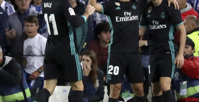 Los jugadores del Real Madrid, Marco Asensio (c), Gareth Bale (i) y Borja Mayoral celebran un gol ante la Real Sociedad. /EFE