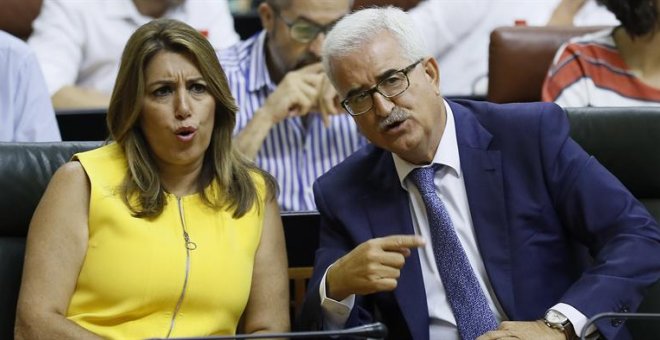 -La presidenta de la junta de Andalucía, Susana Díaz (i), y el vicepresidente, Manuel Jiménez Barrios, la semana pasada en el Parlamento andaluz. /EFE