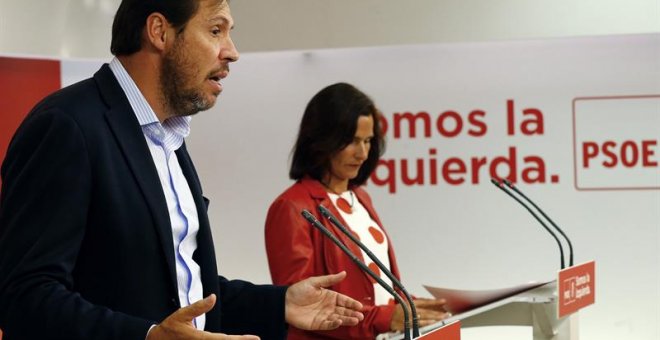El portavoz del PSOE, Oscar Puente, durante la rueda de prensa que ha ofrecido junto a la secretaria de Educación del PSOE, Mariluz Martínez Seijo. /EFE