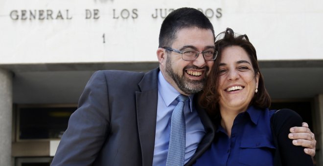 Los concejales del Ayuntamiento de Madrid Carlos Sánchez Mato y Celia Mayer a la salida hoy de los Juzgados de Plaza de Castilla tras declarar como investigados en el juzgado número 21 de Madrid. EFE/ Fernando Alvarado