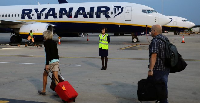 Pasajeros caminan hacia un avión de Ryanair en el aeropuerto de Stansted (Londres). /REUTERS