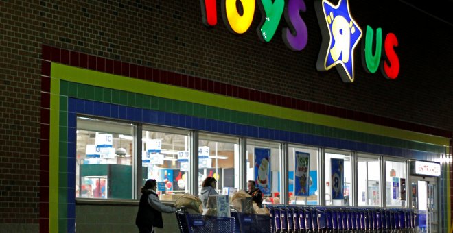 Varios compradores salen con sus carritos de una tienda de Toys R Us, en la localidad de Framingham (Massachusetts, EEUU). REUTERS/Adam Hunger