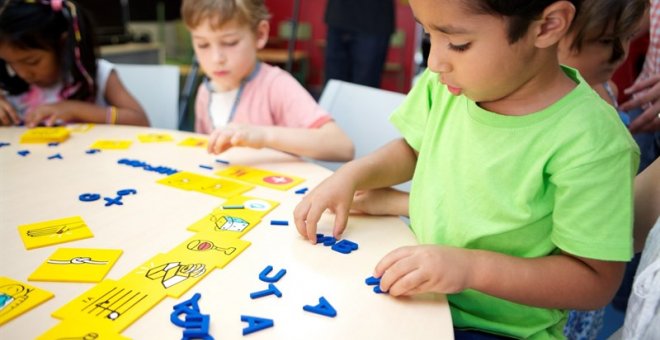 Ora Social 'la Caixa' facilita un kit de material escolar a menores en riesgo de exclusión. E.P./ ALBERTO VAN STOKKUM