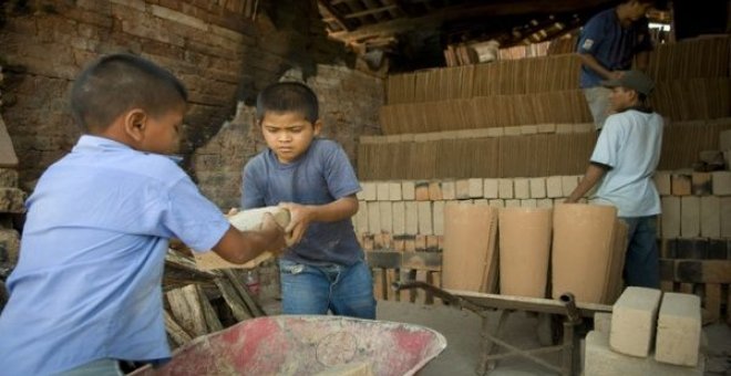 152 millones de niños entre 5 y 17 años fueron sometidos al trabajo infantil en 2016, según la OIT. / EFE