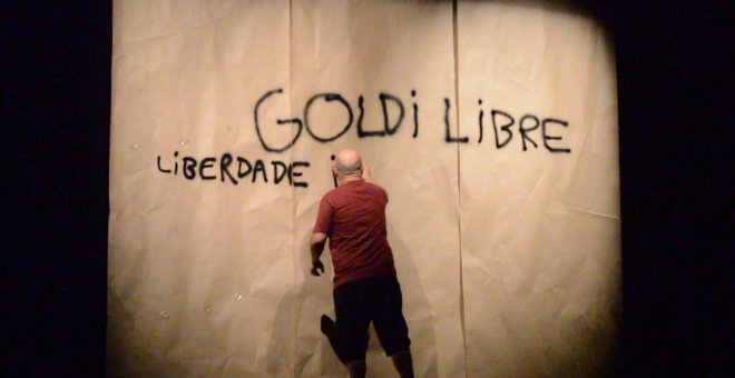 El actor César Goldi, en la obra 'Goldi Libre'. / CHÉVERE