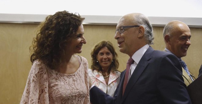 La consejera de Hacienda, María Jesús Montero, y el ministro de Hacienda, Cristóbal Montoro, en una reunión del Consejo de Política Fiscal y Financiera. EFE