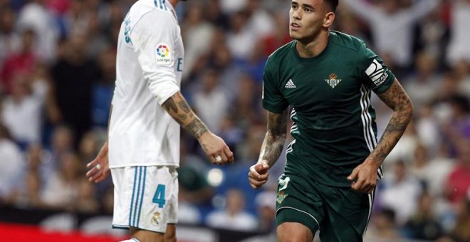 El delantero paraguayo del Real Betis Antonio Sanabria (d) celebra su gol, único del partido, junto a Sergio Ramos, del Real Madrid. /EFE