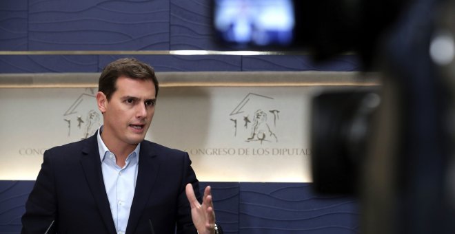 El presidente de Ciudadanos, Albert Rivera, durante la rueda de prensa ofrecida en el Congreso. EFE/Zipi