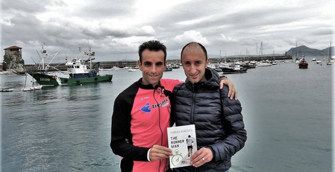 Fabián Roncero posa junto a su libro 'The runner man'.