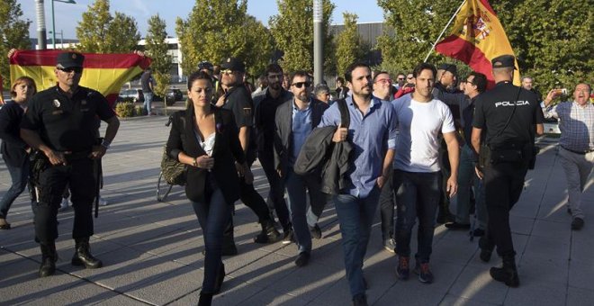 Alberto Garzón ha sido increpado por un grupo de personas con banderas españolas a su llegada al acto de Unidos Podemos en Zaragoza. /EFE