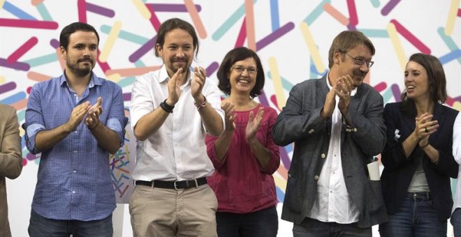 El coordinador federal de IU, Alberto Garzón (i), el secretario general de Podemos, Pablo Iglesias (i), el portavoz de En Comú Podem, Xavier Domènech (2d), la portavoz de Podemos en el Congreso, Irene Montero (d), en  la asamblea Zaragoza. EFE