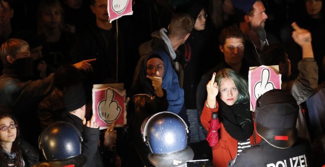 Una joven alemana protesta frente al local donde el partido xenófobo Alternativa para Alemania celebra los resultados electorales.- REUTERS
