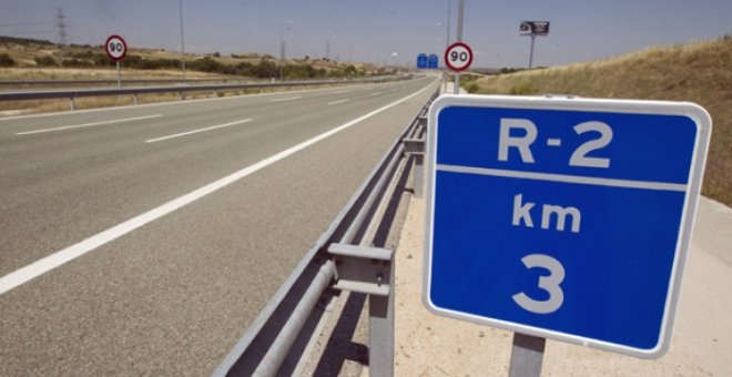 Punto kilométrico en la autopista radial R-2, de Madrid a Guadalajara.