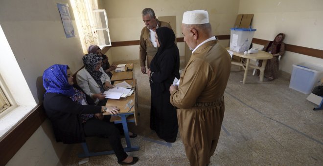 Kurdos iraquíes se registran antes de votar en el referéndum de independencia en un centro electoral en Erbil, en la región autónoma del Kurdistán iraqu. EFE/Mohamed Messara