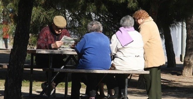 Unos pensionistas en un parque. E.P.