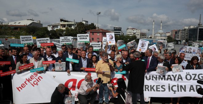Legisladores y activistas por la libertad de prensa durante una manifestación en solidaridad con los miembros encarcelados del periódico opositor "Cumhuriyet" a las afueras de un juzgado en Estambul el 25 de septiembre del 2017. REUTERS/ Osman Orsal