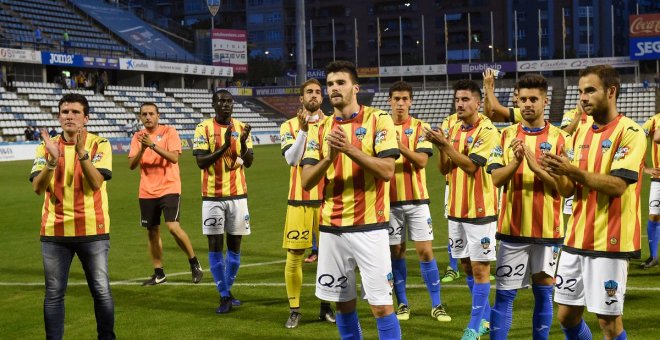 Els jugadors del Lleida Esportiu amb la samarreta de la senyera després del partit d'aquest cap de setmana / Fotografia: Santi Iglesias/Lleida Esportiu