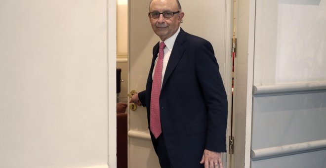 El ministro de Hacienda, Cristóbal Montoro, entra en un despacho del Senado, tras  la sesión de control al Gobierno  en el pleno de la Cámara Alta. EFE/Chema Moya