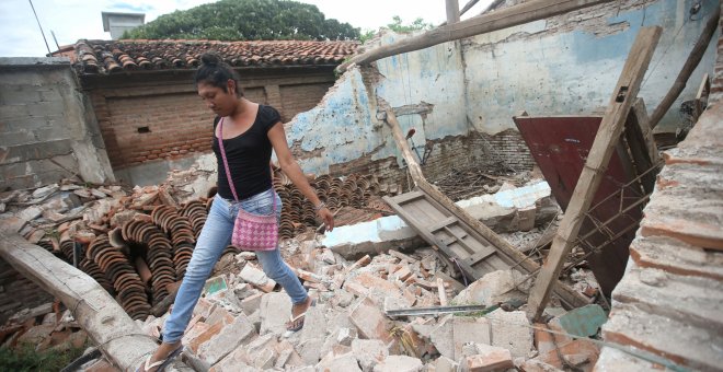 Una 'trans' mexicana, conocidas como Muxes, sobre los escombros de su casa derruida en el Itsmo de Tehuantepec. / REUTERS