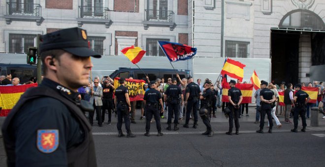 En la Puerta del Sol de Madrid, el pasado 20 de septiembre de 2017 manifestantes de extrema derecha gritando consignas a favor de la unidad de España a la manifestación en favor del referéndum de la independencia catalana / REUTERS