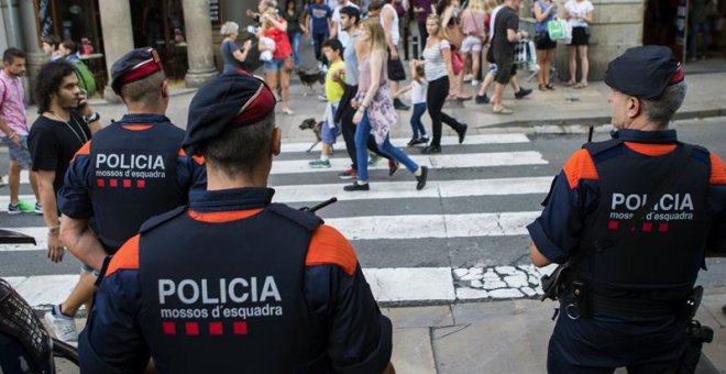Varios mossos patrullan el centro de Barcelona hace unos días. EFE/Quique García