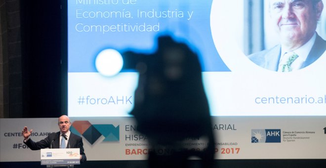 El ministro de Economía, Luis de Guindos, durante su intervención en un encuentro con empresarios en Barcelona este jueves. EFE/Marta Pérez