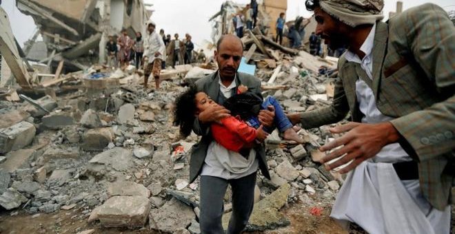 Un hombre sujeta el cuerpo inconsciente de Buthina, la niña de cinco años que revolvió conciencias tras sobrevivir a un bombardeo en el que murieron los siete miembros de su familia. KHALED ABDULLAH / REUTERS