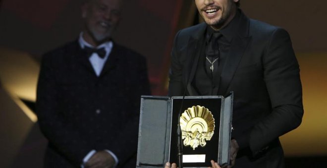 El director y actor James Franco recoge la Concha de Oro a la Mejor Película por "The Disaster Artist", durante la gala de clausura de la 65 edición del Festival Internacional de Cine de San Sebastián. EFE/Javier Etxezarreta