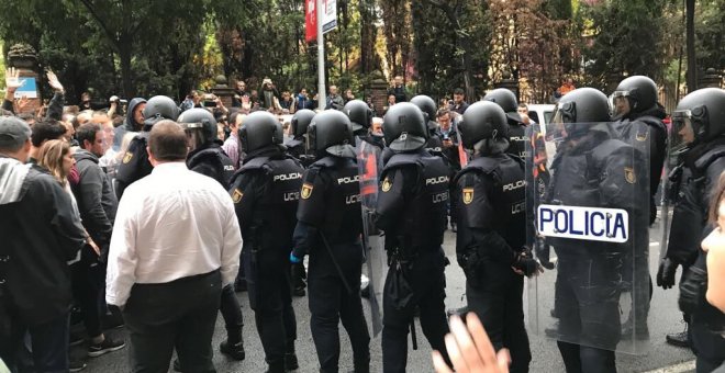 Agentes de Policía Nacional en el colegio Ramón Llull de Barcelona./ ELENA PARREÑO