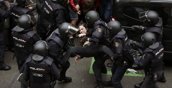 Agents antiavalots de la policia espanyola intervenen a l'escola Ramón Llull de Barcelona / EFE