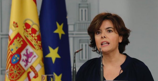 La vicepresidenta del Gobierno, Soraya Sáenz de Santamaría, durante la rueda de prensa en la que ha pedido a la Generalitat y a los partidos que la componen que cese ya en su "irresponsabilidad" y pare la "farsa" de referéndum. EFE/Angel Díaz