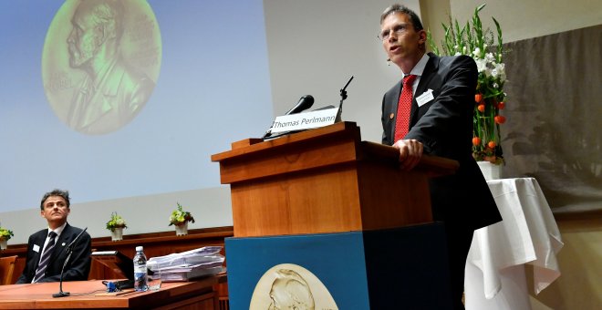 El secretario del Comité Nobel de Fisiología o Medicina, anuncia los nombres de Jeffrey C. Hall, Michael Rosbash y Michael W. Young como ganadores del Premio Nobel 2017 de Fisiología o Medicina. / Reuters