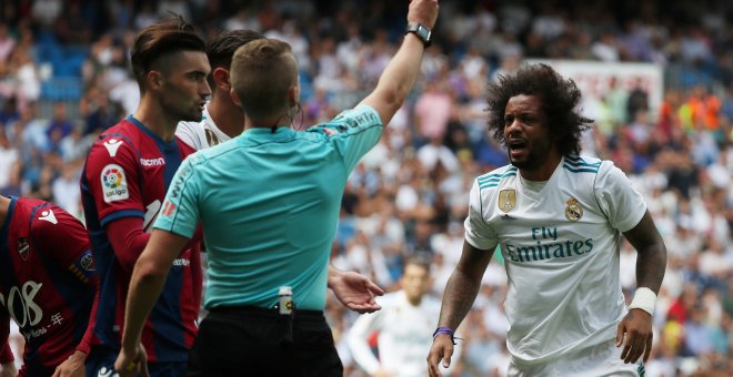 El árbitro muestra la tarjeta roja de expulsión al jugador del Real Madrid Marcelo durante el partido contra el Levante en el estadioSantiago Bernabéu. REUTERS/Susana Vera