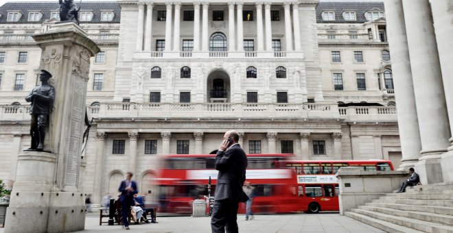 Un hombre habla por su móvil, frente al edificio del Banco de Inglaterra en Londres. REUTERS/Mary Turner