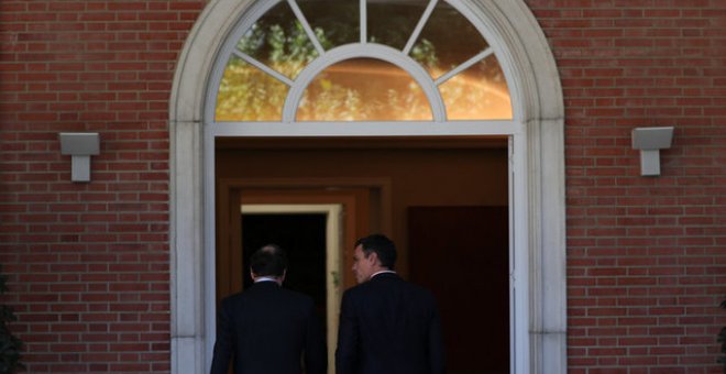 Mariano Rajoy y Pedro Sánchez durante su encuentro en Madrid en el Palacio de la Moncloa / REUTERS